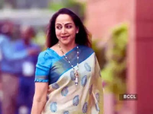 Hema Malini Reveals Early Career Shyness Mistaken for Arrogance: Exclusive Interview
Hoặc (một lựa chọn khác):
Bollywood Icon Hema Malini Opens Up: From Shy Beginnings to 'Sholay' Stardom and Beyond